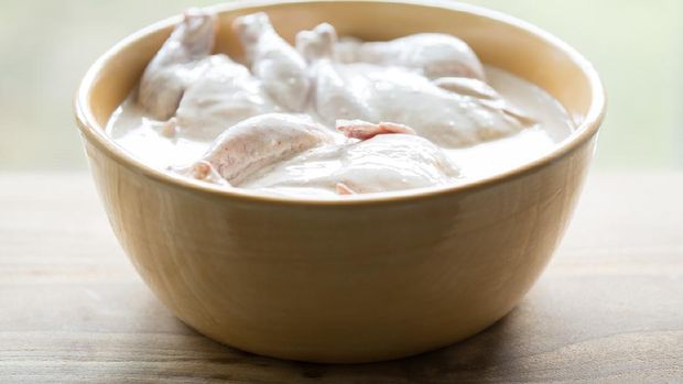 Ayam dimarinasi dengan buttermilk