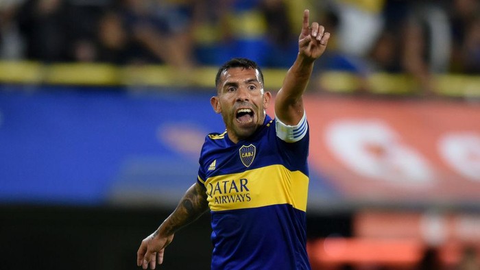 BUENOS AIRES, ARGENTINA - MARCH 10: Carlos Tevez of Boca Juniors gives instructions to his teammates during a Group H match between Boca Juniors and Deportivo Independiente Medellin as part of Copa CONMEBOL Libertadores 2020 at Estadio Alberto J. Armando on March 10, 2020 in Buenos Aires, Argentina. (Photo by Marcelo Endelli/Getty Images)
