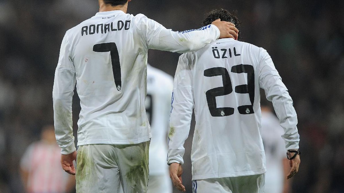 Mesut Oezil bela Cristiano Ronaldo Foto: (Getty Images)