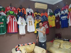 Striker Tira Persikabo Silvio Escobar Pamer Koleksi Jersey Striker Tira Persikabo Silvio Escobar Pamer Koleksi Jersey