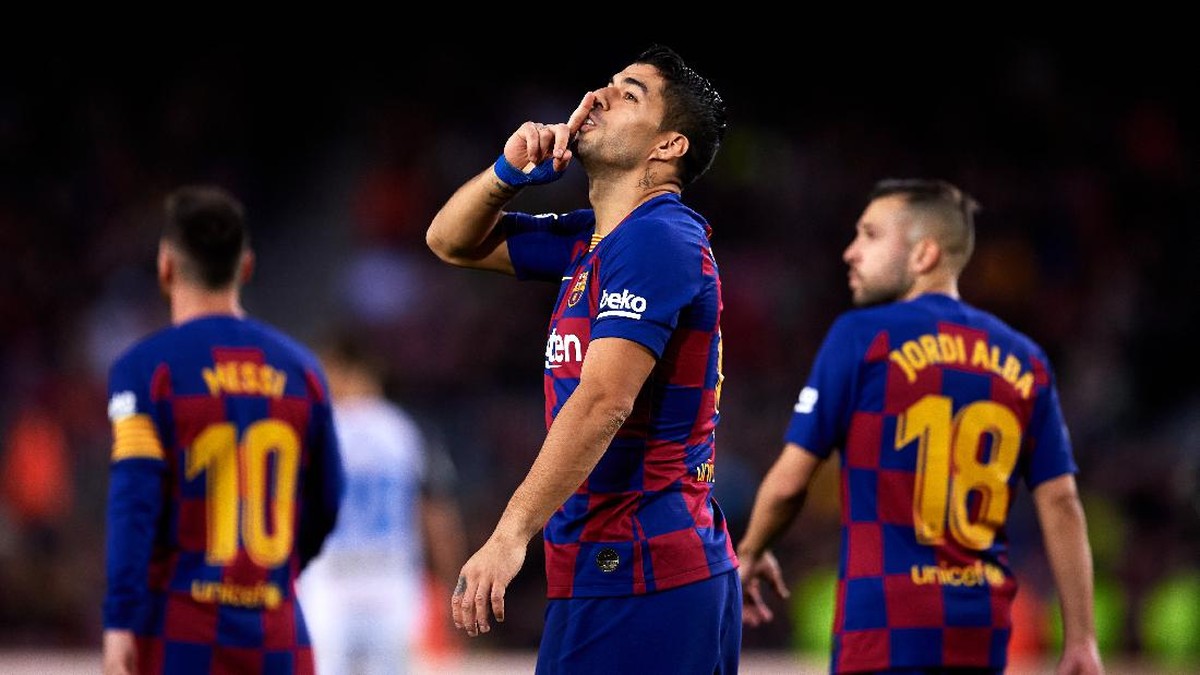 Striker Barcelona, Luis Suarez (tengah) membuka wacana kembali ke Uruguay. (Foto: Getty Images/Alex Caparros)
