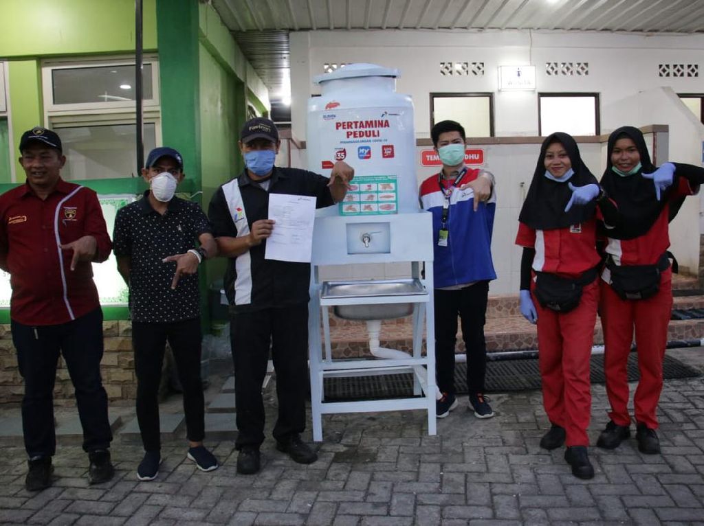 Pertamina Berdayakan UMKM Binaan Pasang Wastafel Portabel di SPBU Pertamina Berdayakan UMKM Binaan Pasang Wastafel Portabel di SPBU