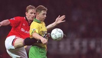 Bek kanan: David May. Sejatinya May tidak buruk. Yang jadi masalah, ia aslinya adalah bek tengah yang kemudian terpaksa geser ke kanan usai Paul Parker cedera. Bagusnya, setelah itu datang era Gary Neville sehingga May tak perlu lagi jadi bek kanan. (Foto: Getty Images/Anton Want)