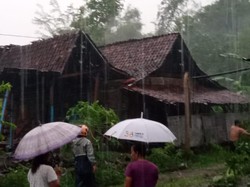 Hujan Disertai Angin Rusak 8 Rumah Warga Madiun, 3 Sampai Roboh