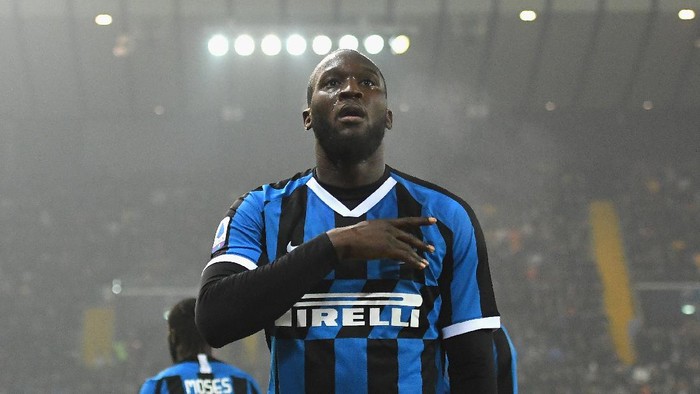 UDINE, ITALY - FEBRUARY 02:  Romelu Lukaku of FC Internazionale  celebrates after scoring the opening goal during the Serie A match between Udinese Calcio and  FC Internazionale at Stadio Friuli on February 2, 2020 in Udine, Italy.  (Photo by Alessandro Sabattini/Getty Images)