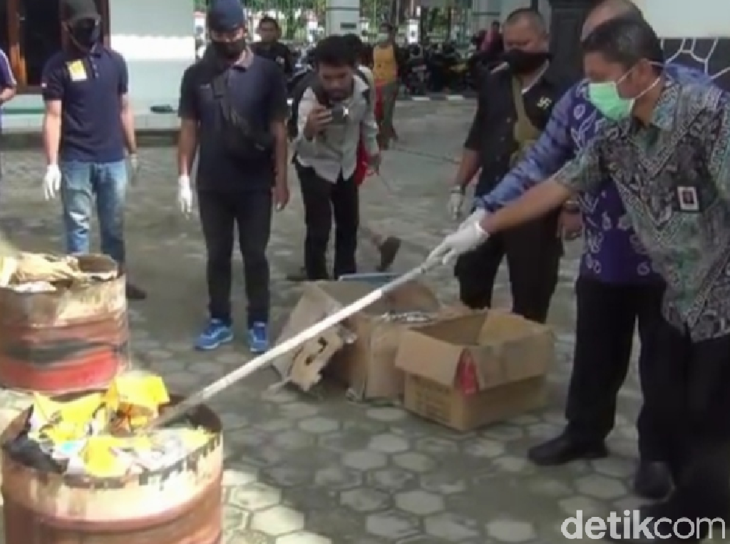 Saat Ribuan Kosmetik Ilegal Dibakar Habis di Kendari Saat Ribuan Kosmetik Ilegal Dibakar Habis di Kendari