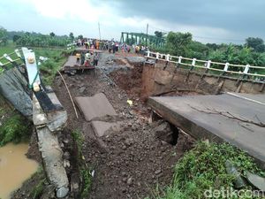 Jembatan Beton di Purwakarta Ambruk, Satu Orang Tewas Tertimbun