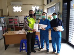 Salut, Polisi Ini Sumbang APD untuk Tenaga Medis dari Kantong Pribadi