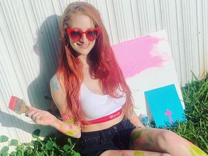 Foto: Seniman Kontroversial yang Melukis Menggunakan Payudara & Alat Kelamin