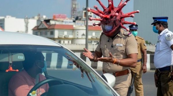 Polisi Berhelm Corona Cegah Warga Keluyuran Jadi Viral