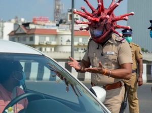 Polisi Berhelm Corona Cegah Warga Keluyuran Jadi Viral