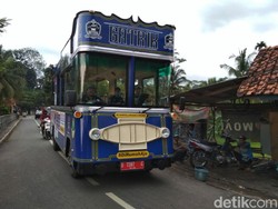 Bus Gatrik Ciamis Keliling Desa Sosialisasi Corona-Bagikan Masker ke Warga