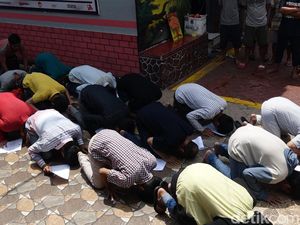 Bebas Sebelum Masa Tahanan Usai, 28 Napi Ini Sujud Syukur