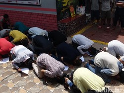 Bebas Sebelum Masa Tahanan Usai, 28 Napi Ini Sujud Syukur