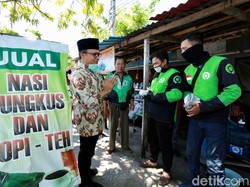 Gandeng Warung Rakyat, Bupati Anas Bagi Kupon Makan Warga Terdampak Corona