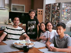 5 Momen Makan Malam Natal Artis, Ada Ruben Onsu hingga Darius 5 Momen Makan Malam Natal Artis, Ada Ruben Onsu hingga Darius