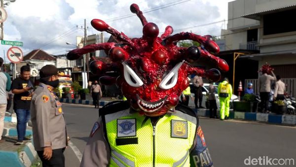 Polisi Corona Imbau Warga untuk Waspada COVID-19