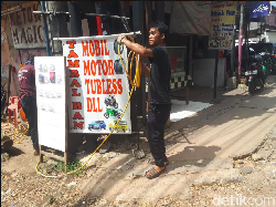 Curhat Tukang Tambal Ban: Gegara Corona, Yang Isi Angin Aja Enggak Ada!