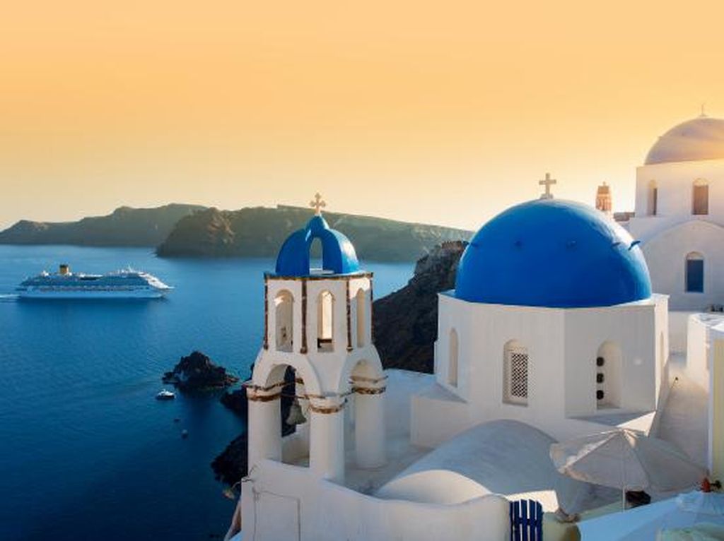 Pasang Bilik Kaca, Yunani Undang Wisatawan ke Pantai Lagi