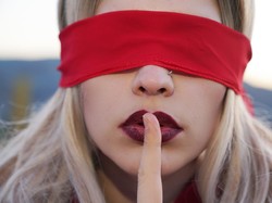 Trik Panaskan Gairah Seks Malam Ini dengan Pakai Penutup Mata