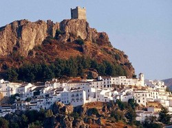 Kota Berbenteng di Atas Bukit Spanyol yang Bebas Corona