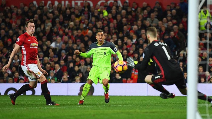 MANCHESTER, ENGLAND - JANUARY 15:  David De Gea of Manchester United makes a save from Roberto Firmino of Liverpool as Phil Jones of Manchester United looks on during the Premier League match between Manchester United and Liverpool at Old Trafford on January 15, 2017 in Manchester, England.  (Photo by Laurence Griffiths/Getty Images)