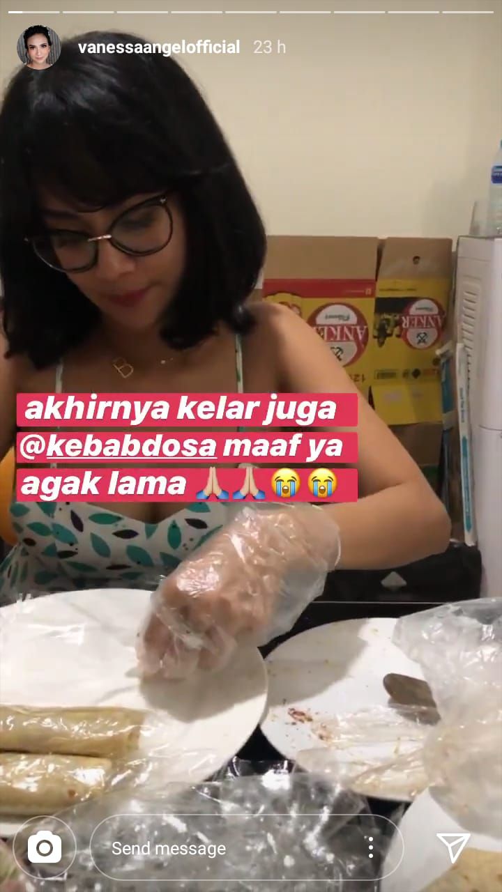 Vanessa Angel jualan kebab. 