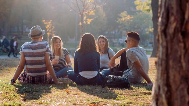 ilustrasi hangout Group of five friends laughing out loud outdoor, sharing good and positive mood