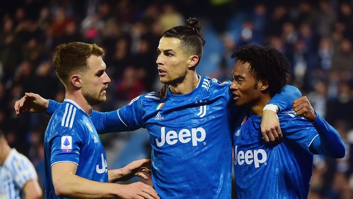 FERRARA, ITALY - FEBRUARY 22:  Cristiano Ronaldo (L) of Juventus celebrates after scoring his first goal with teammates during the Serie A match between SPAL and  Juventus at Stadio Paolo Mazza on February 22, 2020 in Ferrara, Italy.  (Photo by Pier Marco Tacca/Getty Images)