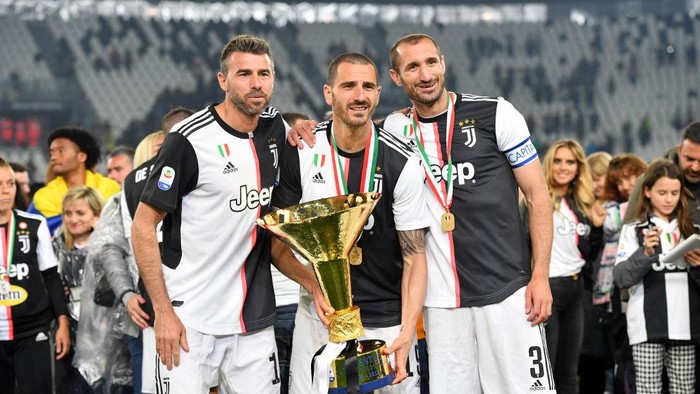 TURIN, ITALY - MAY 19: Andrea Barzagli, Leonardo Bonucci and Giorgio Chiellini of Juventus celebrate during the awards ceremony after winning the Serie A Championship during the Serie A match between Juventus and Atalanta BC on May 19, 2019 in Turin, Italy. (Photo by Tullio M. Puglia/Getty Images)