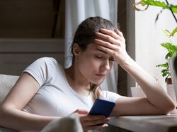 Rajin Bersihkan Layar Ponsel, Kalau Gak Mau Tertular COVID-19