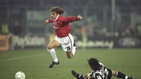 Sayap kanan: Karel Poborsky. Alasan utama talkSPORT memasukkan nama Poborsky di daftar ini tampaknya adalah perkara ekspektasi. Punya reputasi jempolan, ia gagal pamer potensi maksimal di MU sehingga berada di bawah bayang-bayang David Beckham. (Foto: Getty Images/Shaun Botterill)