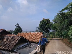 Perjuangan Abah Encim yang Masih Harus ke Kebun di Tengah Wabah Corona