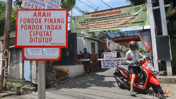 Warga Jakarta Mulai Batasi Jalan Akses Masuk Perumahan