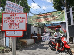 Warga Jakarta Mulai Batasi Jalan Akses Masuk Perumahan