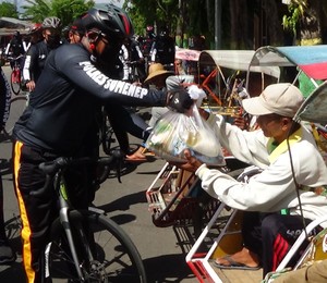 Prihatin Dampak Corona, Polisi Sumenep Bagi-bagi Sembako