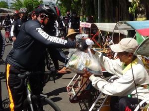 Prihatin Dampak Corona, Polisi Sumenep Bagi-bagi Sembako
