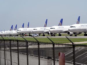 Diminta Cuti Tanpa Digaji, Karyawan Gugat United Airlines