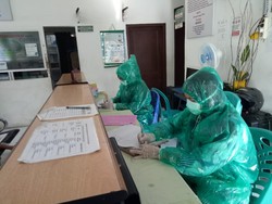 Pemko Medan Dikritik Gegara Petugas Puskesmas Pakai Jas Hujan Gantikan APD