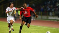 Bek kiri: Quinton Fortune. Direkrut sebagai pemain tengah, Fortune justru lebih banyak main sebagai bek kiri di MU. Ia tak sampai 10 penampilan dalam semusim saat MU juara liga di 2000, 2001, dan 2003 tapi tetap dapat medali kompensasi di 2003. (Foto: Getty Images/Sean Gallup)