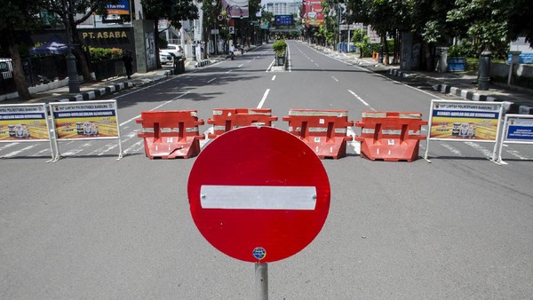 Suasana kawasan Jalan Merdeka yang ditutup untuk kendaraan di Bandung, Jawa Barat, Jumat (3/4/2020). Sejumlah ruas jalan protokol di Kota Bandung ditutup sementara dalam rangka pembatasan sosial dan pengurangan titik kumpul warga guna pencegahan penyebaran COVID-19. ANTARA FOTO/Novrian Arbi/pras.