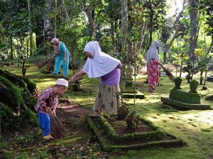 Tadisi Bersih-bersih Makam Jelang Ramadhan