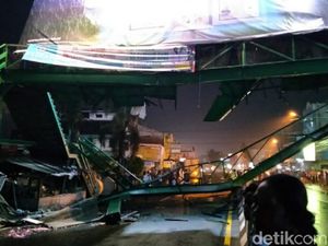 Tersenggol Truk, JPO di Kartasura Ambruk Tersenggol Truk, JPO di Kartasura Ambruk