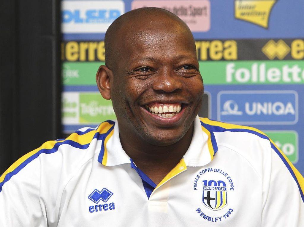 COVID-19 Mengancam, Eks Pemain Parma Ini Malah Obral Kondom COVID-19 Mengancam, Eks Pemain Parma Ini Malah Obral Kondom