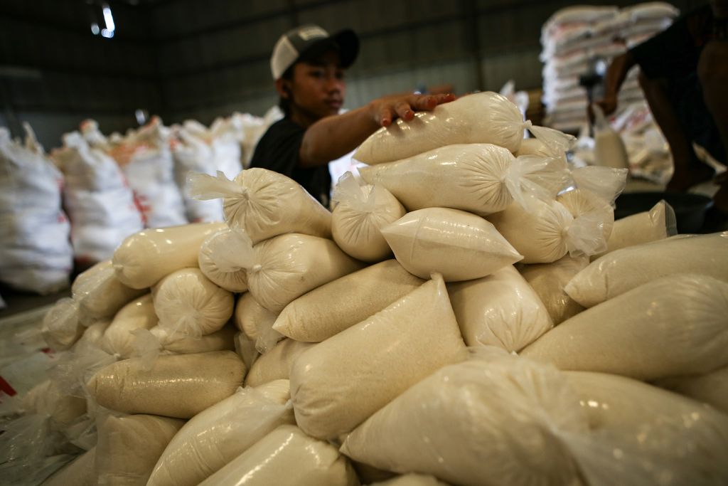 Pekerja menyiapkan gula pasir untuk disalurkan ke operasi pasar dan penyaluran Bantuan Pangan Non Tunai (BPNT) di Gudang Perum Bulog Sub Divisi Regional Tangerang, Kota Tangerang, Banten, Jumat (3/4/2020). Pemerintah telah mengeluarkan izin impor gula putih sebanyak 100.000 ton kepada Perum Bulog dan PT RNI (Persero) untuk kebutuhan Ramadan dan lebaran. ANTARA FOTO/Fauzan/pras.