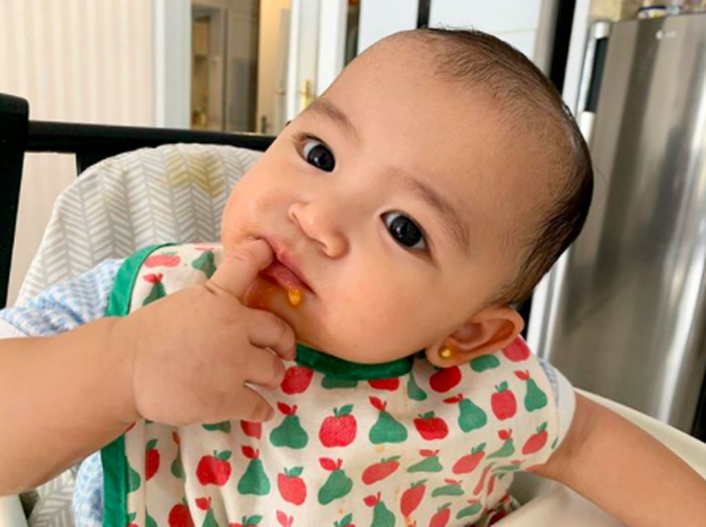 Belum 1 Tahun, Ini Imutnya Thania Onsu Kalau Lagi Makan Belum 1 Tahun, Ini Imutnya Thania Onsu Kalau Lagi Makan