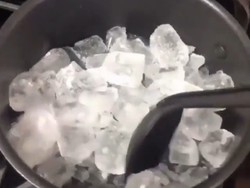 Saking Gabutnya, Netizen Ini Pilih Masak Es Batu