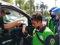 Sultan Bermasker di Alphard Bagi-Bagi Duit ke Ojol