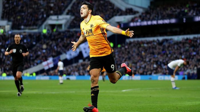 Raul Jimenez LONDON, ENGLAND - MARCH 01: Raul Jimenez of Wolverhampton Wanderers celebrates after scoring his teams third goal during the Premier League match between Tottenham Hotspur and Wolverhampton Wanderers at Tottenham Hotspur Stadium on March 01, 2020 in London, United Kingdom. (Photo by Richard Heathcote/Getty Images)