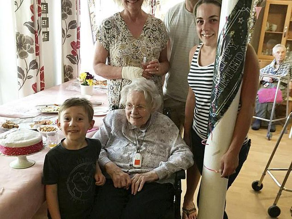 Nenek 99 Tahun Sembuh dari Corona Berkat Olesan Jeruk dan Biskuit